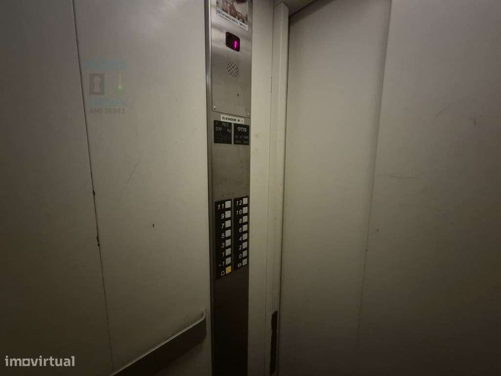 T3 no Centro do Carregado com 3 Varandas e Imenso Potencial-19