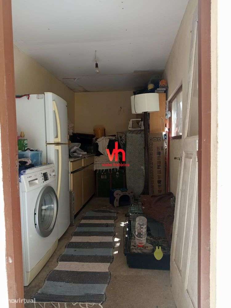 Vende-se Moradia ao Carvalhido com Potencial de Investimento-9