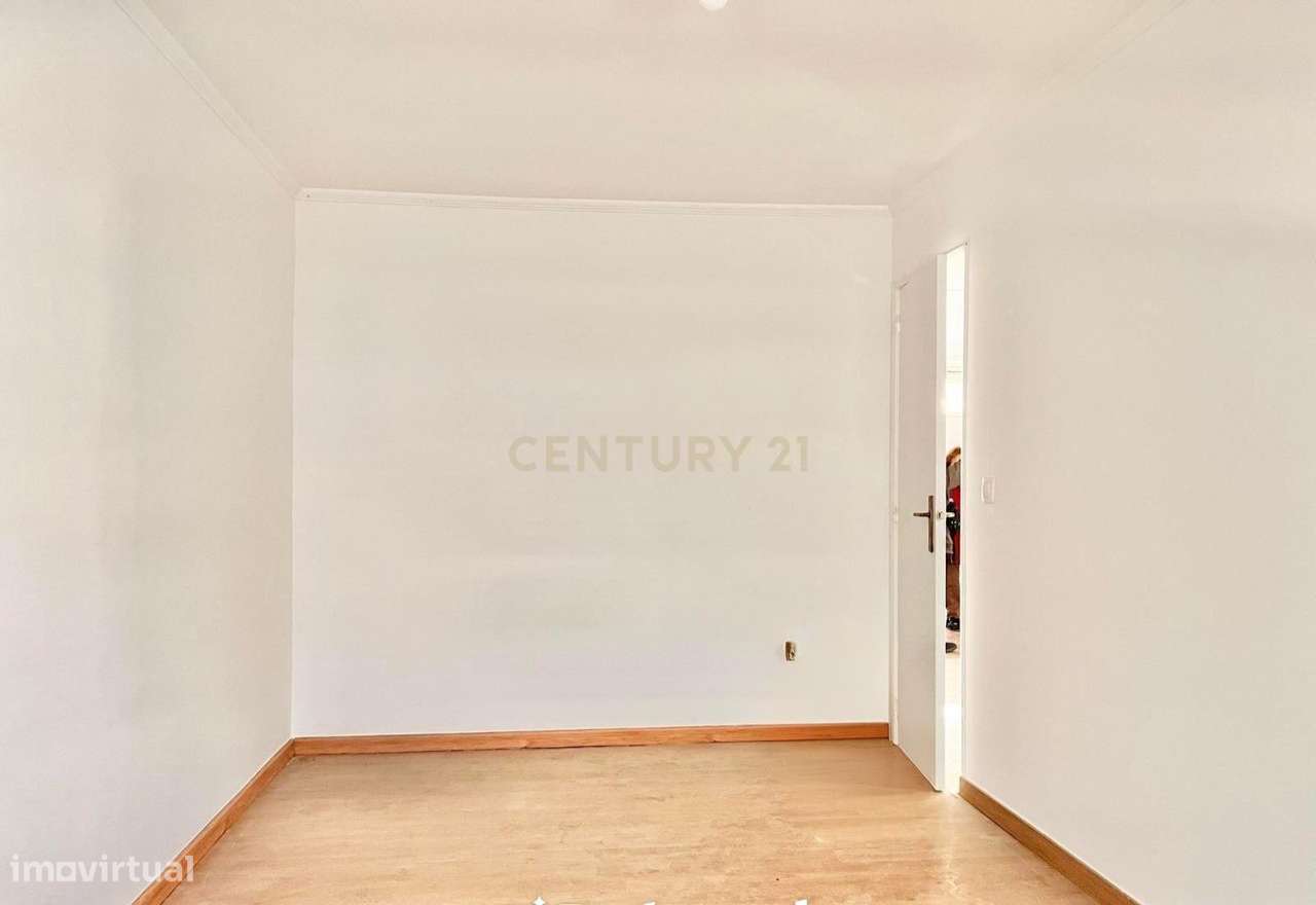 Venda conjunta de apartamento e dois armazéns em Caneças (Ponte da Bic-10