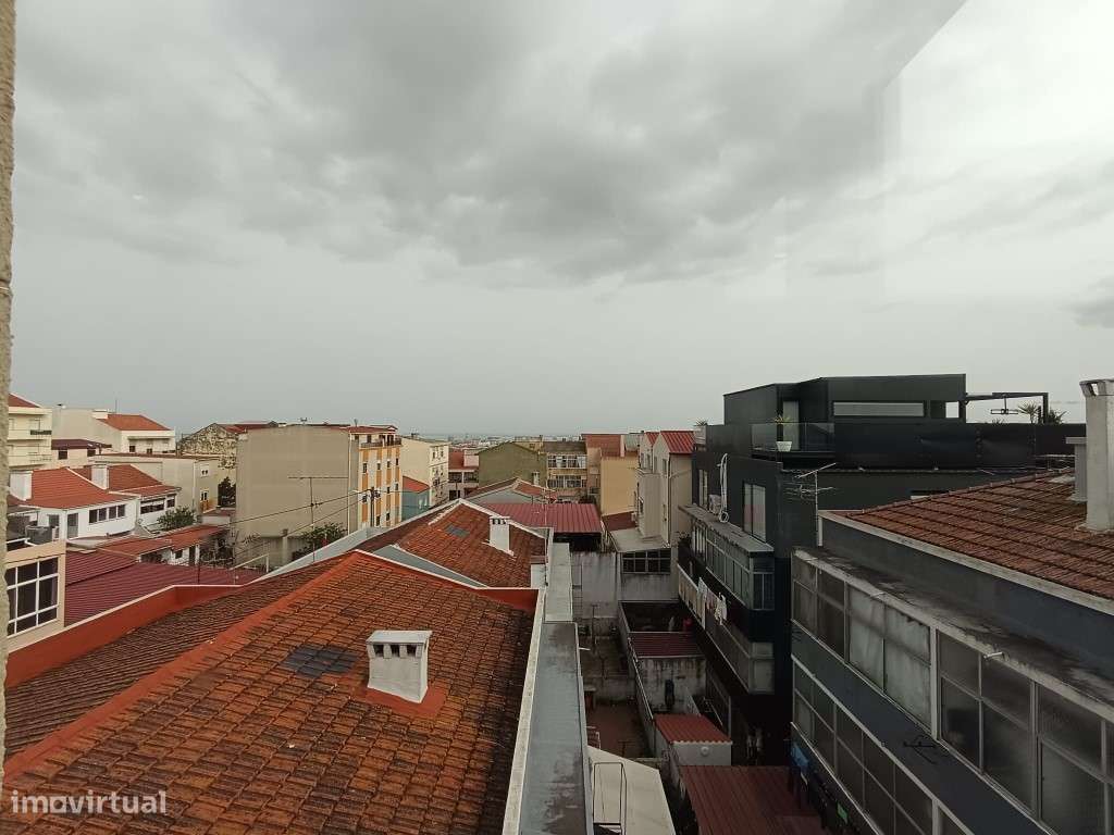 Apartamento T2 Renovado no centro de Camarate, Loures-23