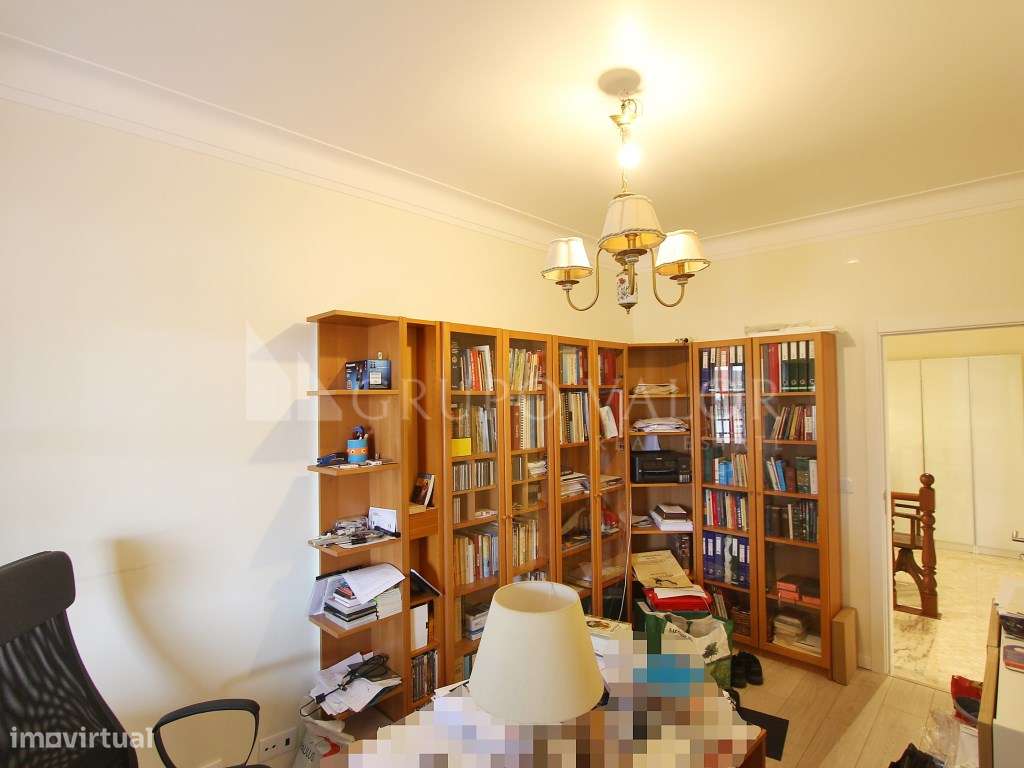 Moradia T4 com Garagem e Logradouro de 200m2 - Algueirão Mem Martins-27