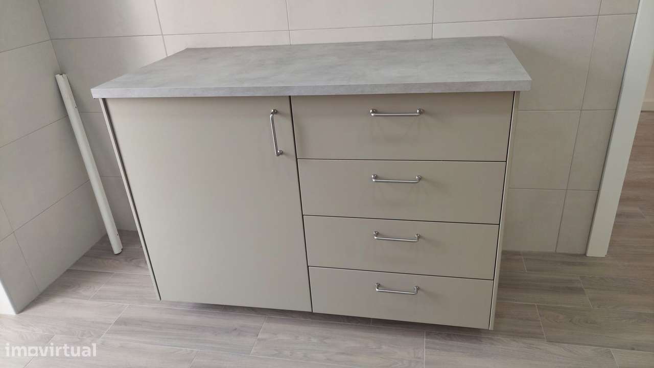 APARTAMENTO T2 REMODELADO, BEM  LOCALIZADO, TORCATAS-ALMADA - Grande imagem: 5/19