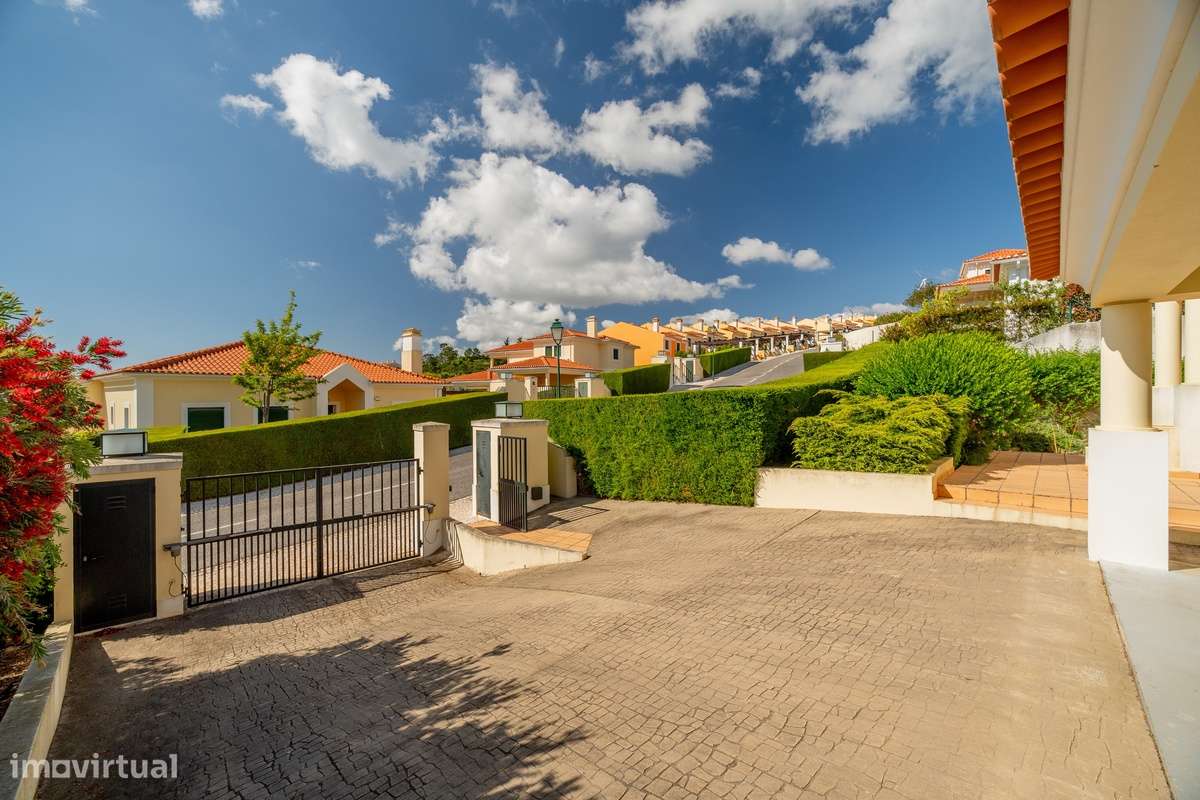 Campo Real: Moradia T4 Isolada com Vista Serra!-30