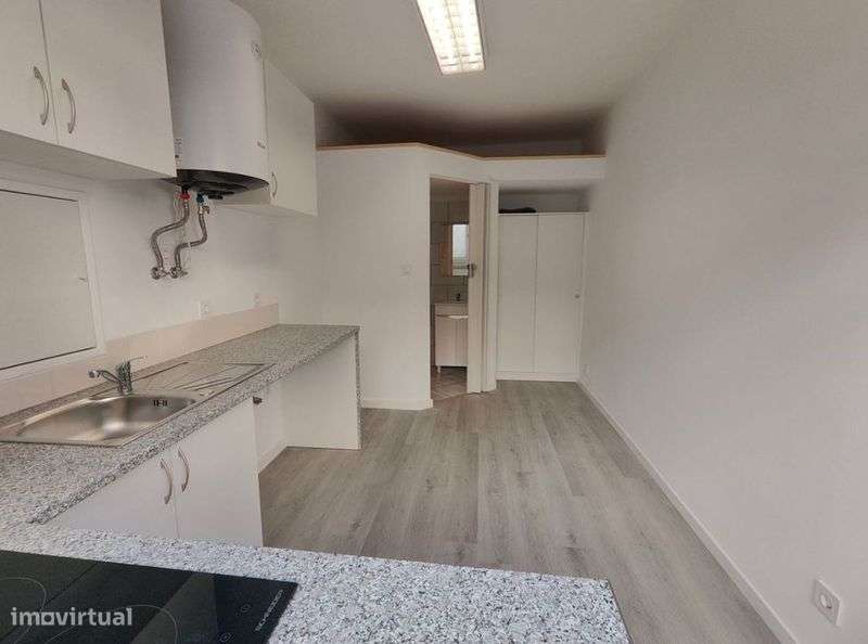 Arrenda Pequeno studio para moradia ou fins comerciais - Grande imagem: 1/2