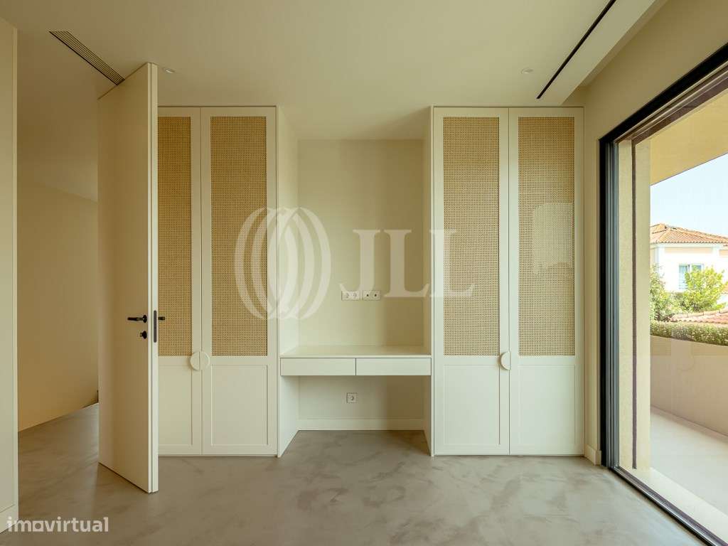 Moradia T3+1 com jardim, piscina e garagem, no Estoril-19