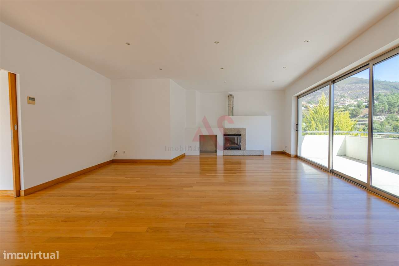 Moradia T4, com 3 pisos, com licença p/ comércio em Baião. - Grande imagem: 4/41