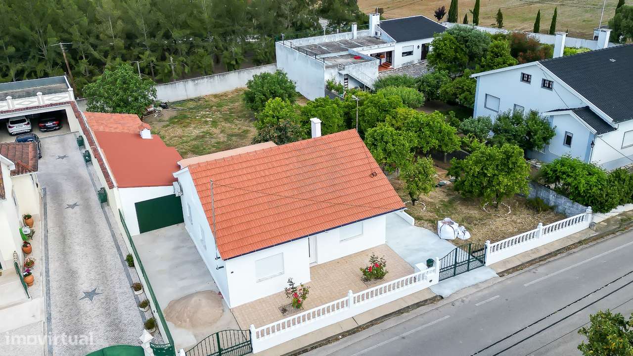 Moradia T3 remodelada com Anexos, Garagem e Poço.-44