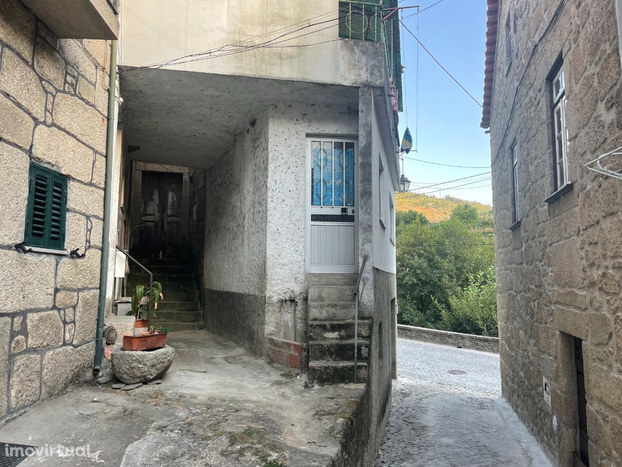 Casa de habitação a precisar de obras inserida na vila de Avô