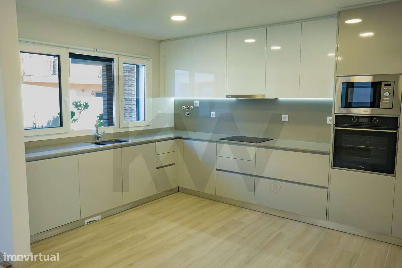 T3 Isolada em Famões: A Estreia Perfeita para a sua Família-16