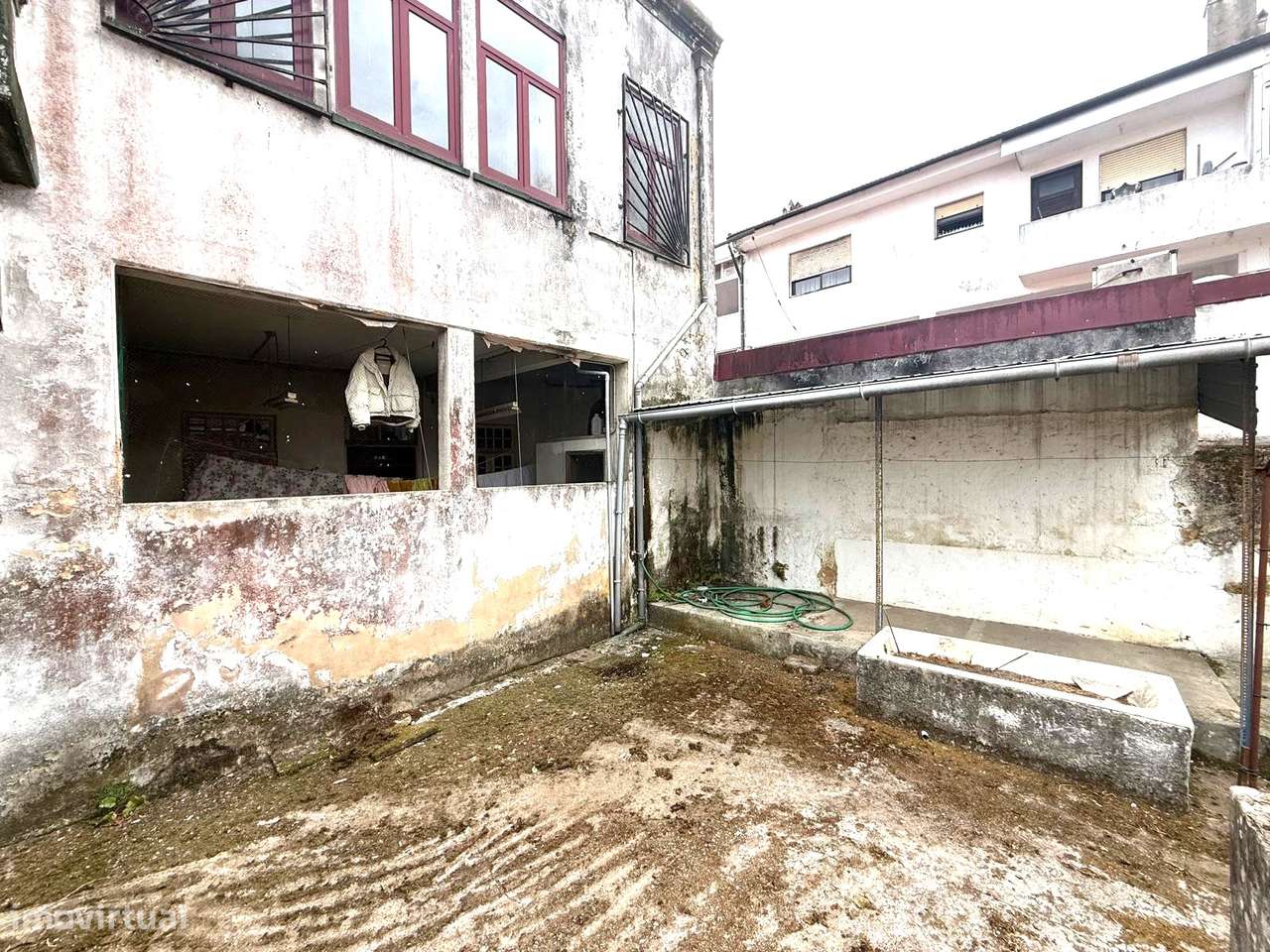 Moradia de Traça Apalaçada com Lojas  no Centro Histórico de Ovar-40