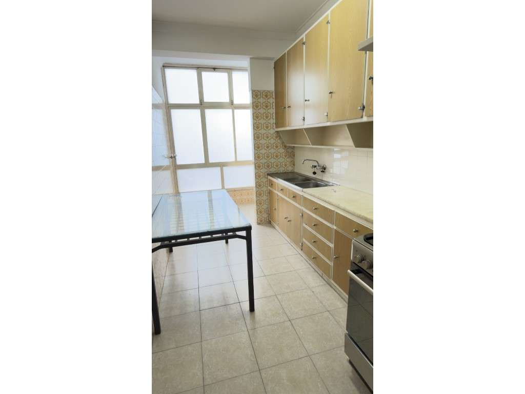 T2 semiequipado c/ elevador nas Portas de Benfica - Grande imagem: 2/15