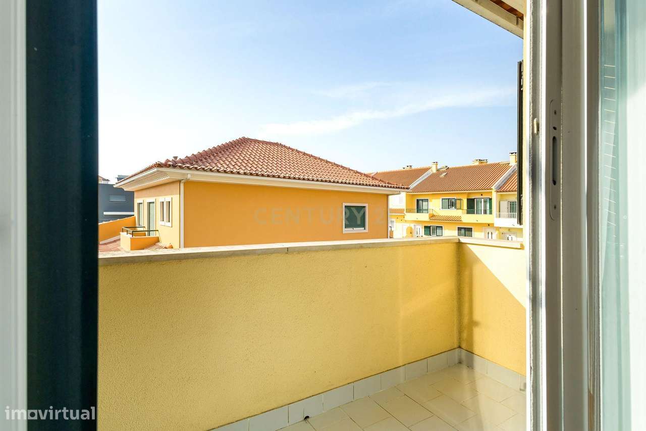 Moradia em Banda T3+1 com quintal e garagem em Zona Tranquila – Bacelo-17