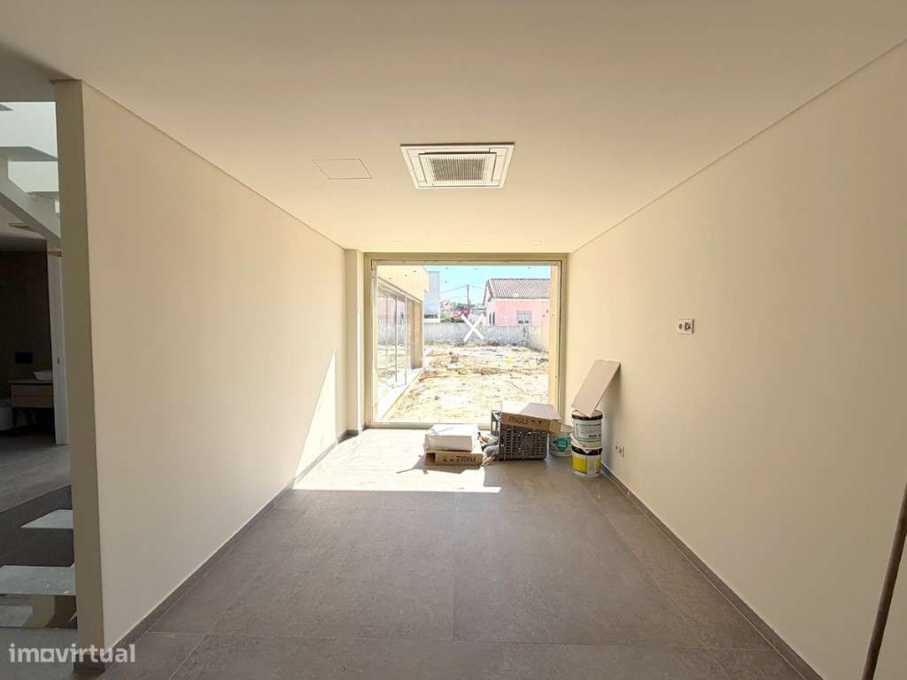 Exclusiva Moradia Isolada T4 com 3 Suítes, Piscina Privada e Garage...-9