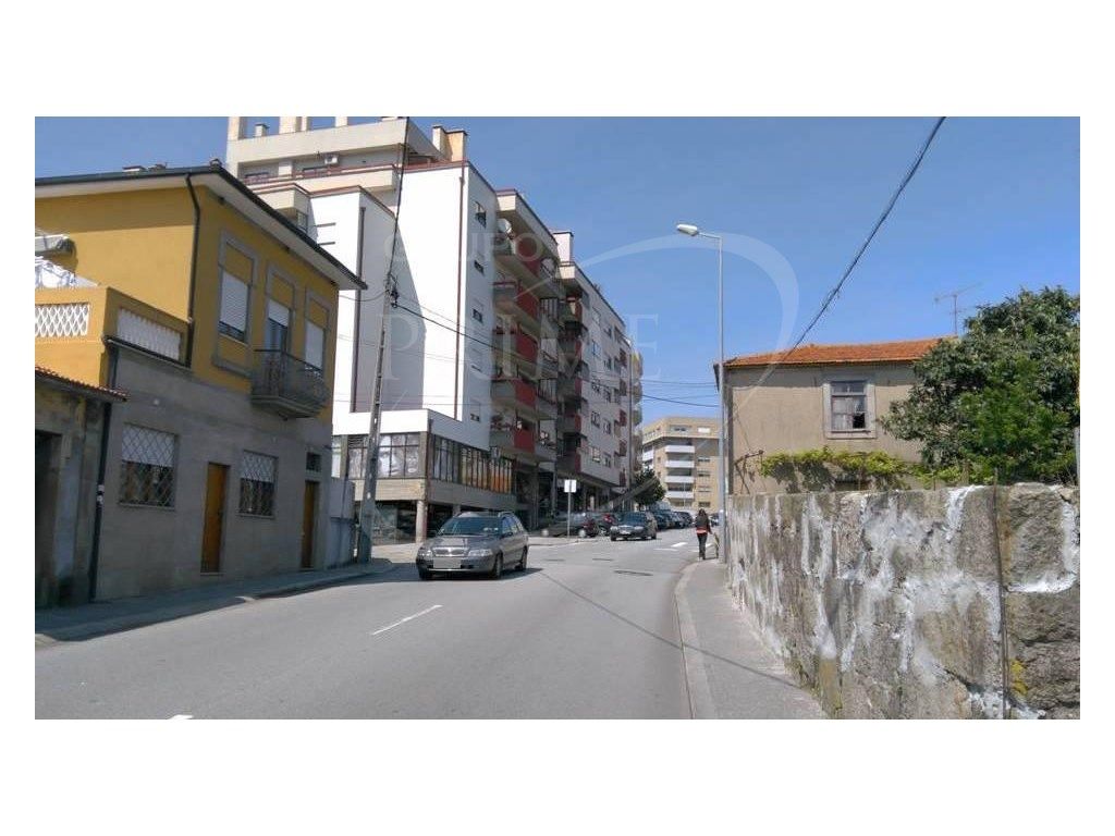 Terreno com 2,259 m2 a 5 minutos do Porto, Hospital de S....