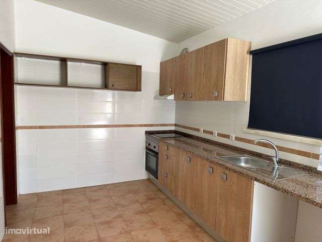 Moradia T1 independente com quintal e estacionamento | a 3 min da A21 - Grande imagem: 4/8