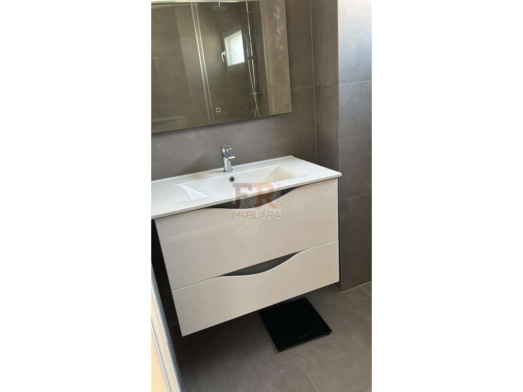 Semi-Nova Geminada Duplex T3 com Piscina Fernão Ferro-36