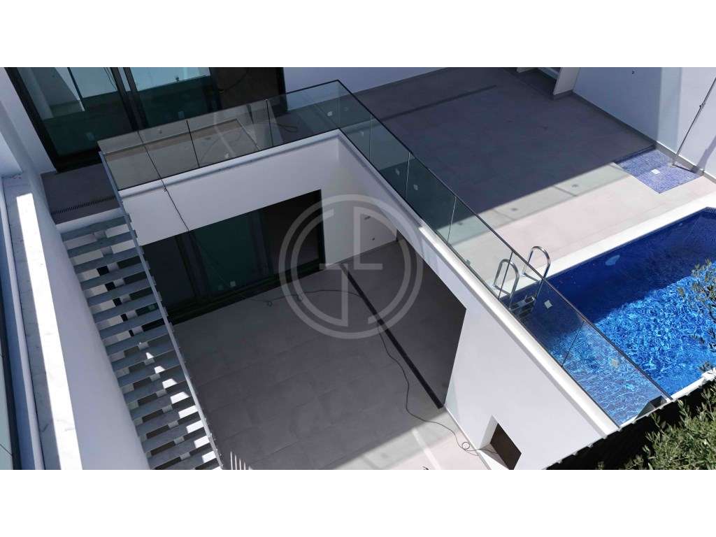Moradia V3+1 com piscina privada em Gambelas-12