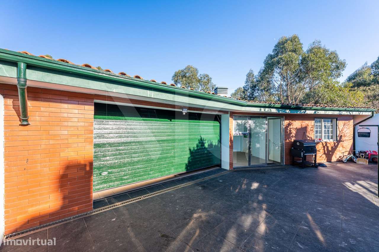 Moradia T4 com pátio, jardim e garagem em Covelas - Trofa-45