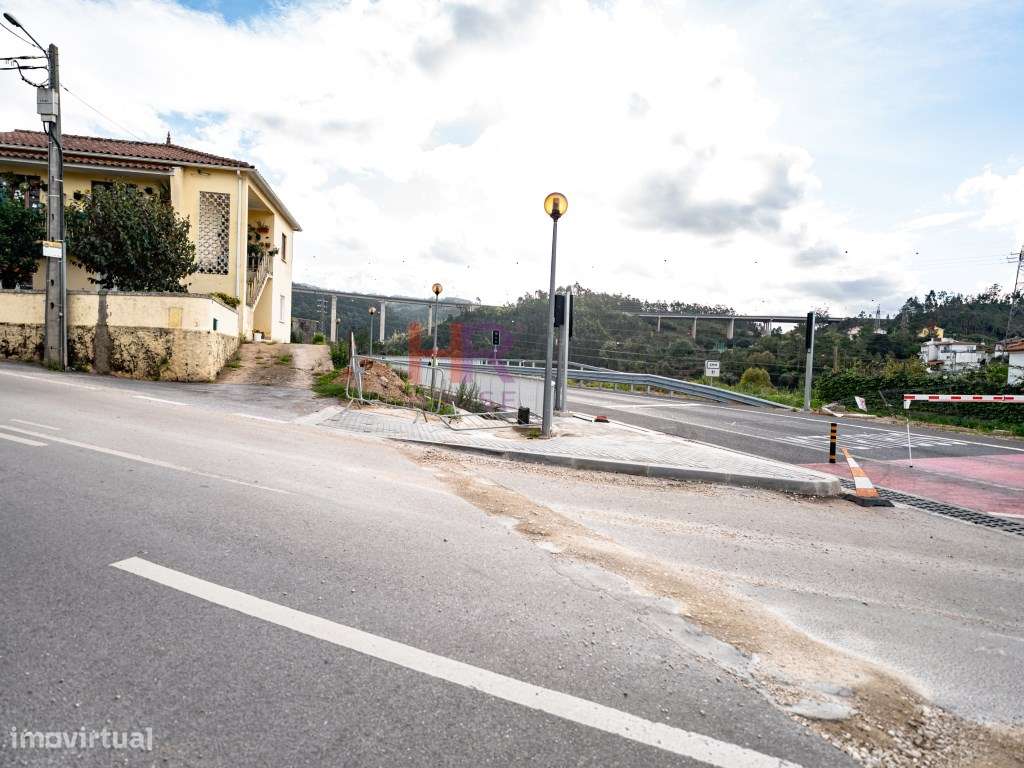 Coimbra, Vende-se Moradia com terreno e jardim.-3