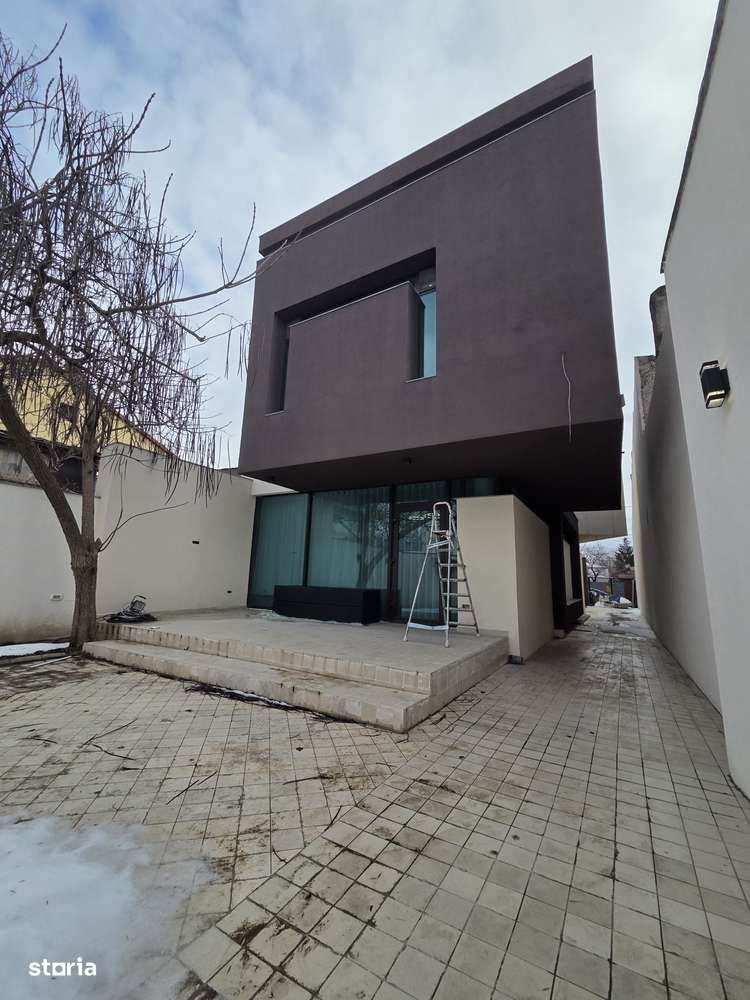 Vilă cu arhitectură futuristă și design avangardist la Cheie-3