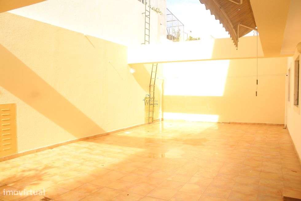 T2 com Terraço, Garagem e arrecadação-12