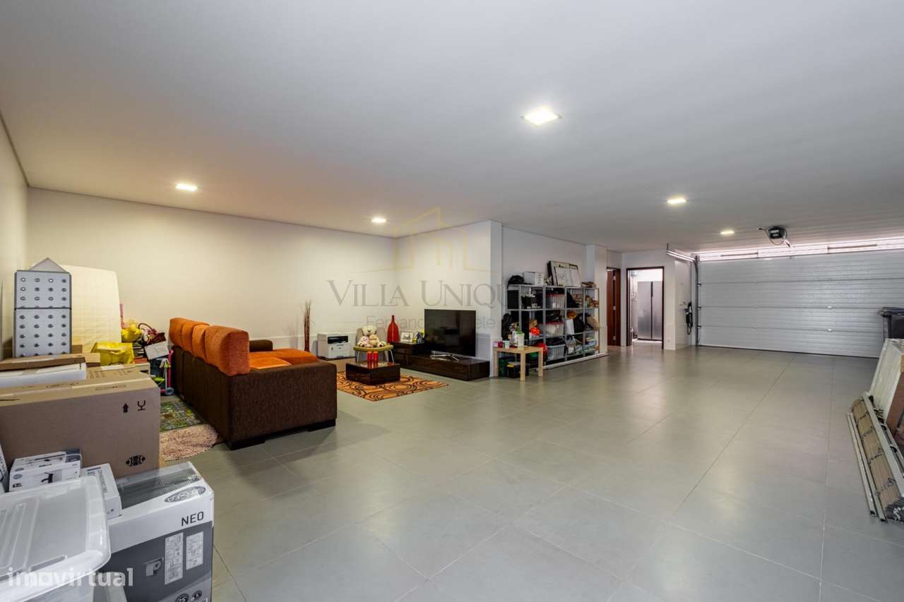 Moradia Geminada T3 com Suite, Jardim de Inverno, Garagem Fechada...-43