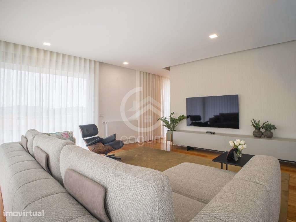 Moradia Contemporânea | 1.470 m² | A 1 Minuto da A4-6