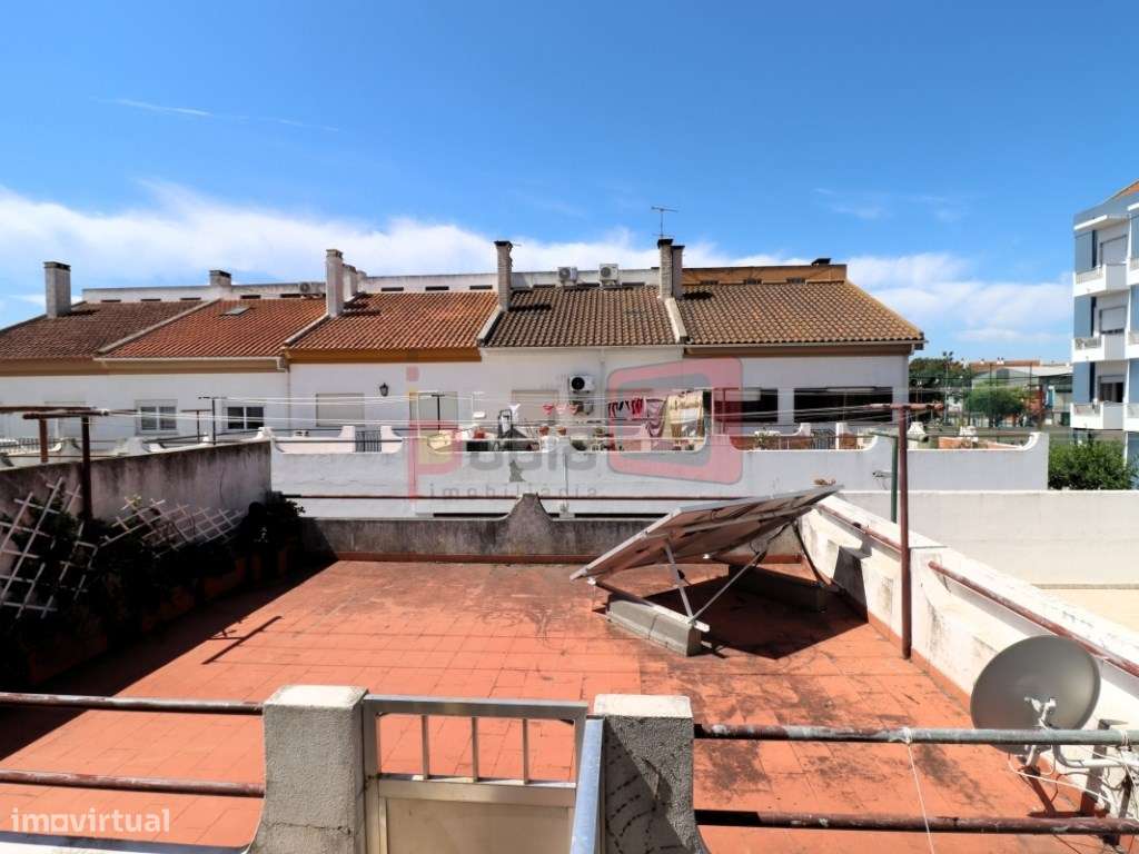 MORADIA T4 COM GARAGEM E TERRAÇO - MONTIJO-28