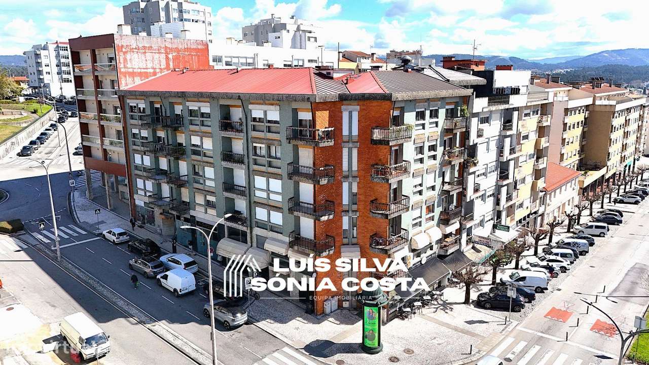Apartamento T4 Totalmente Remodelado com 2 Varandas e Elevador –...-32