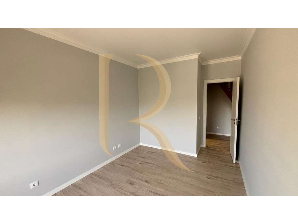 Apartamento duplex T1+1 remodelado no Monte da Caparica-6