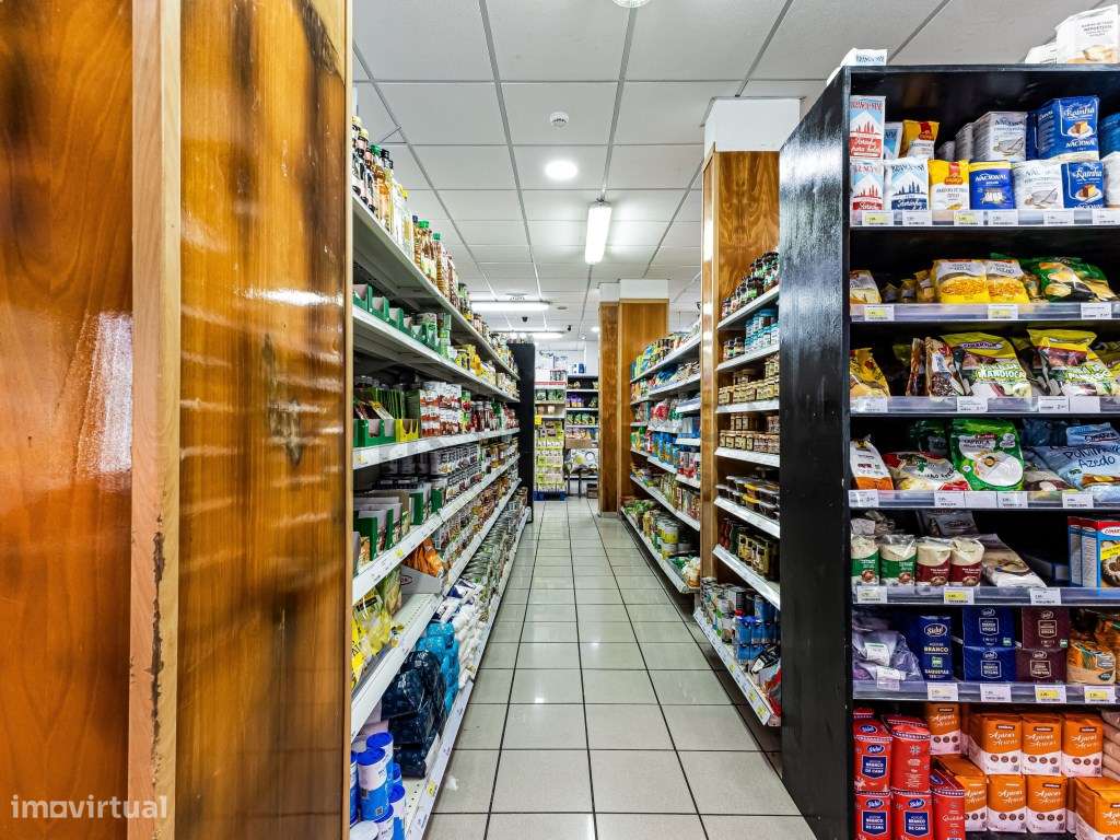 Supermercado em funcionamento no centro de Albufeira-20