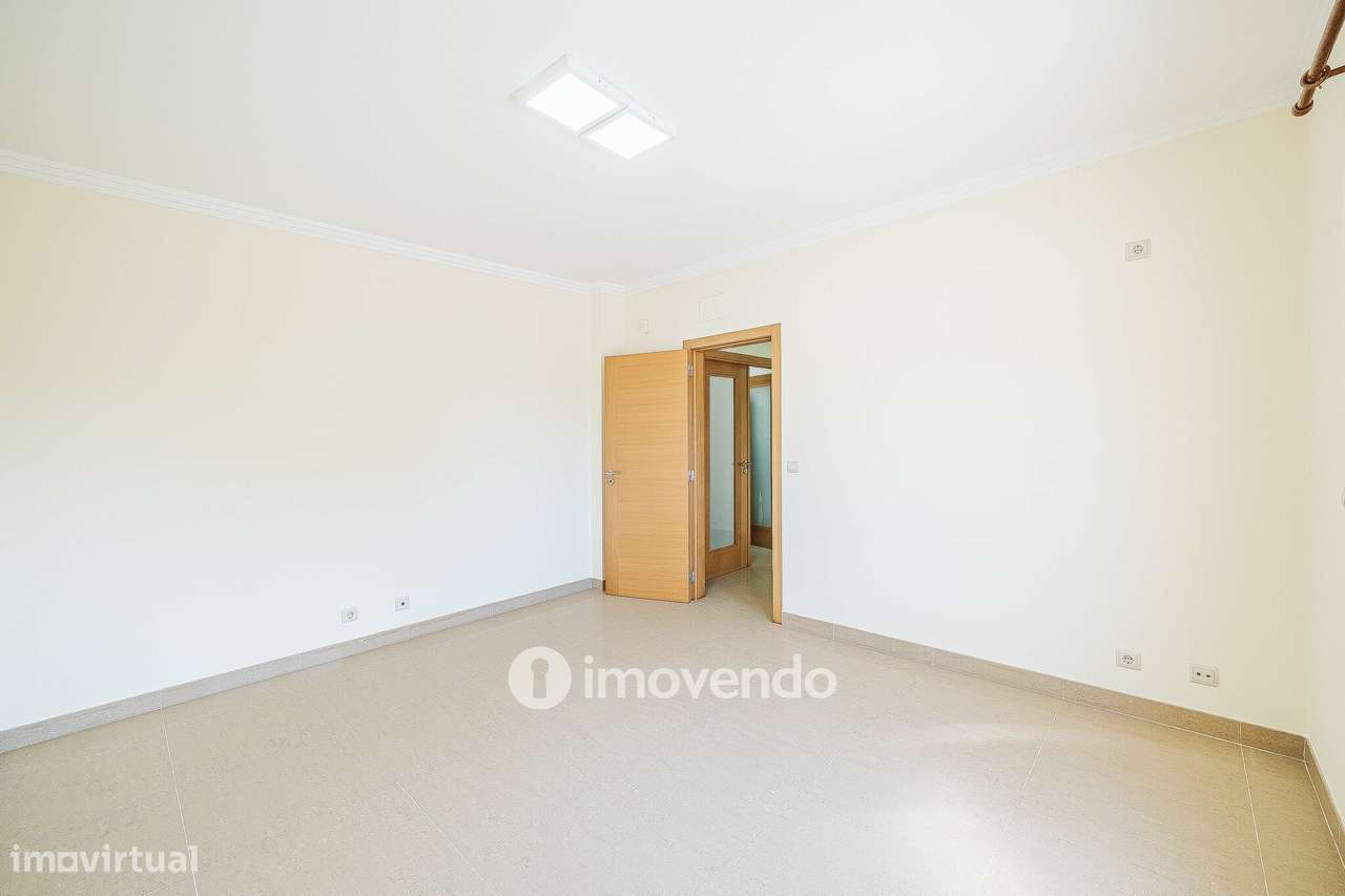 Moradia T4, com condomínio com piscina, em Almargem do Bispo-33