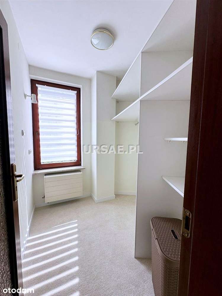 Przy Metrze Rondo Daszyńskiego i biurowcu Sire-9