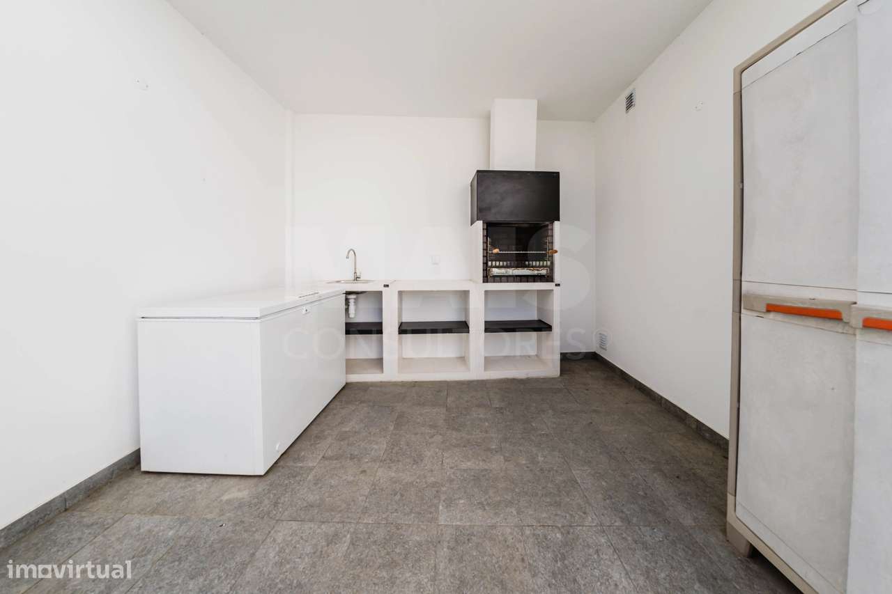 Moradia T3+2 Moderna com Vista Mar e Terraço Panorâmico-27