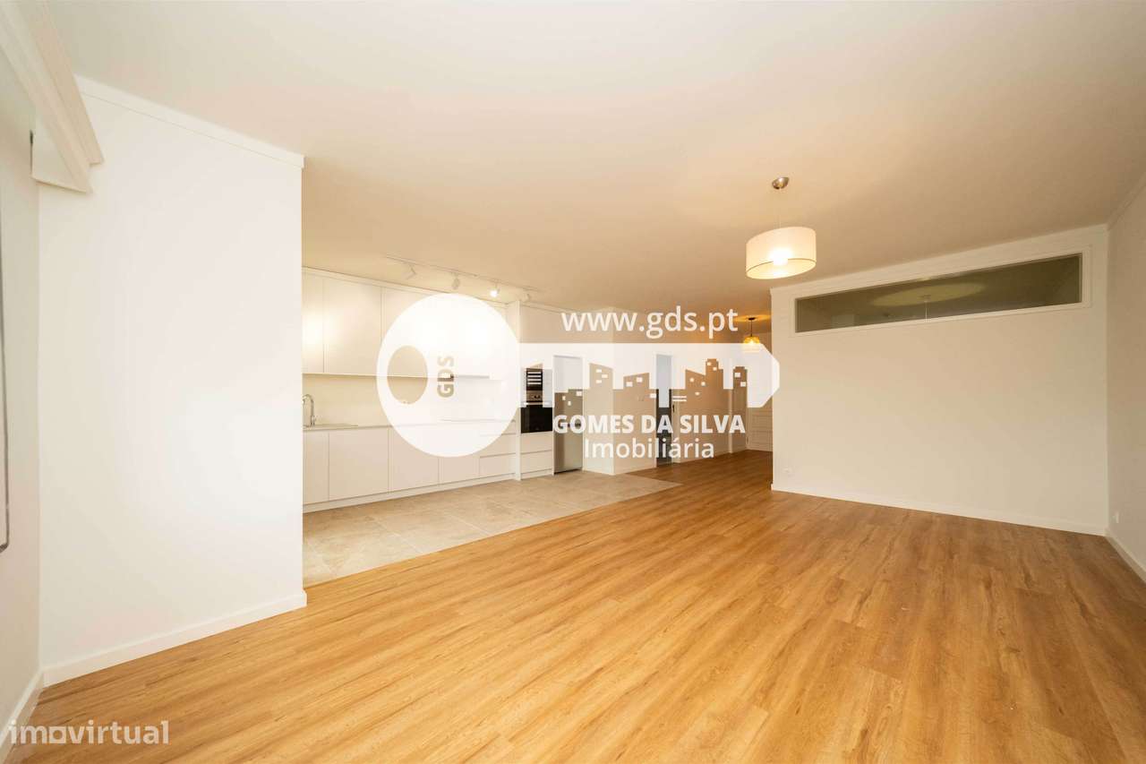 Apartamento T4 para arrendamento na Rua Conselheiro Januário - Grande imagem: 2/28