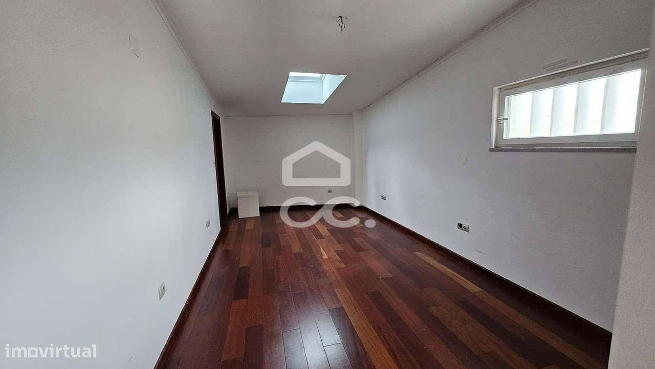 Andar de moradia V3 com terraço, localizada perto da biblioteca-21