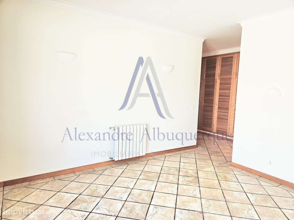 Moradia Isolada com Piscina T3+2-14