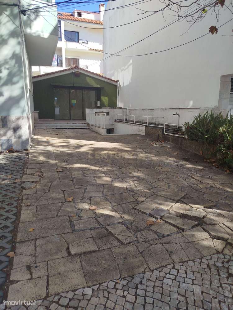 Estacionamento Com logradouro com 75 m2  e Zona de Arrumos com 48 m2-24