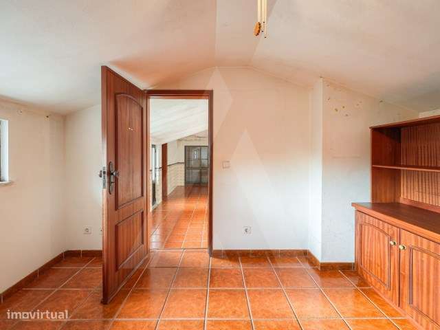 Moradia T3 + 1 com anexos e logradouro em Oliveirinha - Grande imagem: 2/50