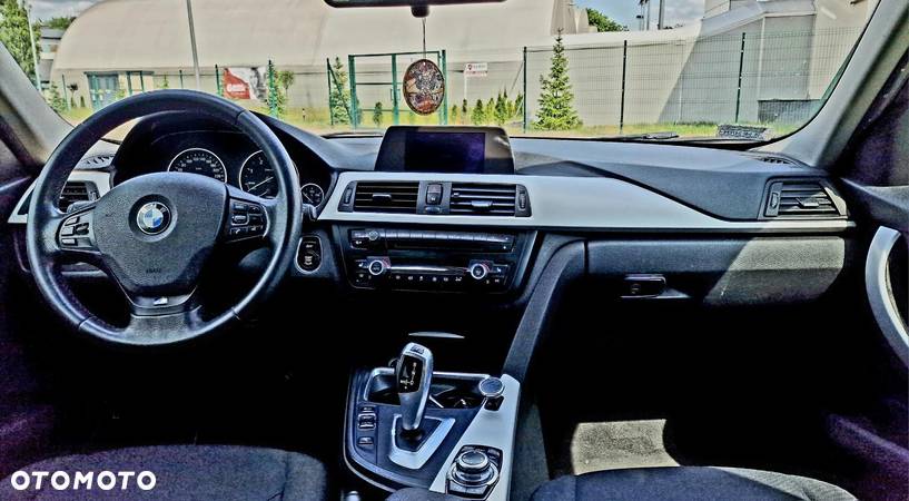 BMW Seria 3 318d Touring - 16