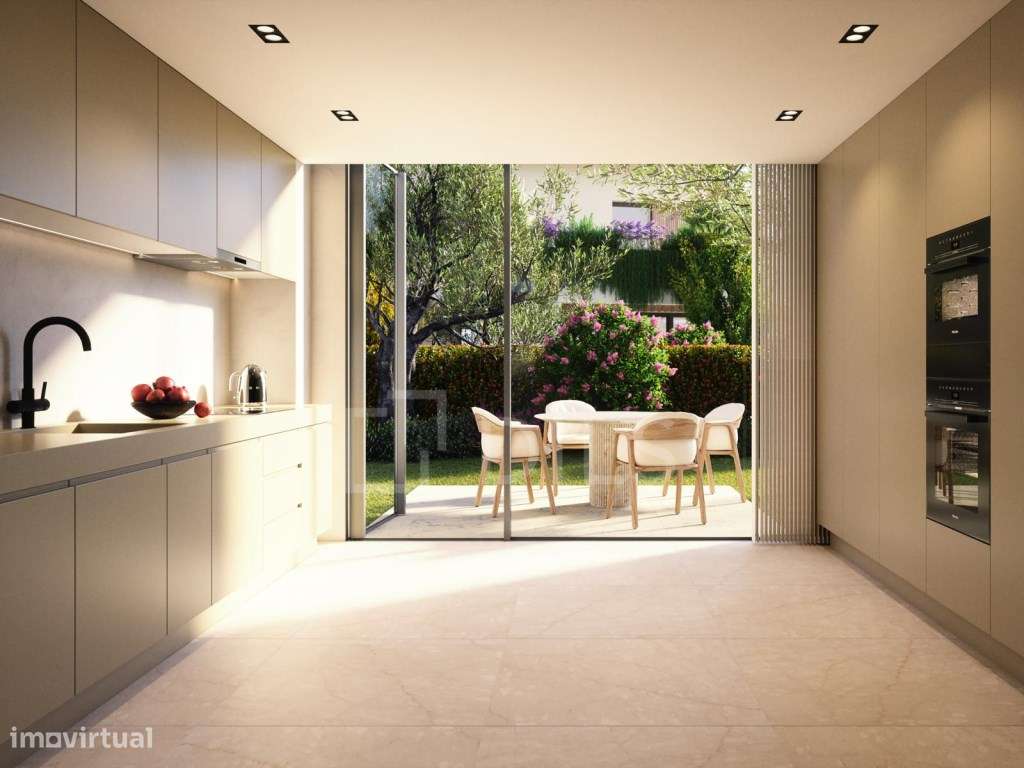 Moradia T4 com jardim, piscina e estacionamento no Estoril - Grande imagem: 5/24