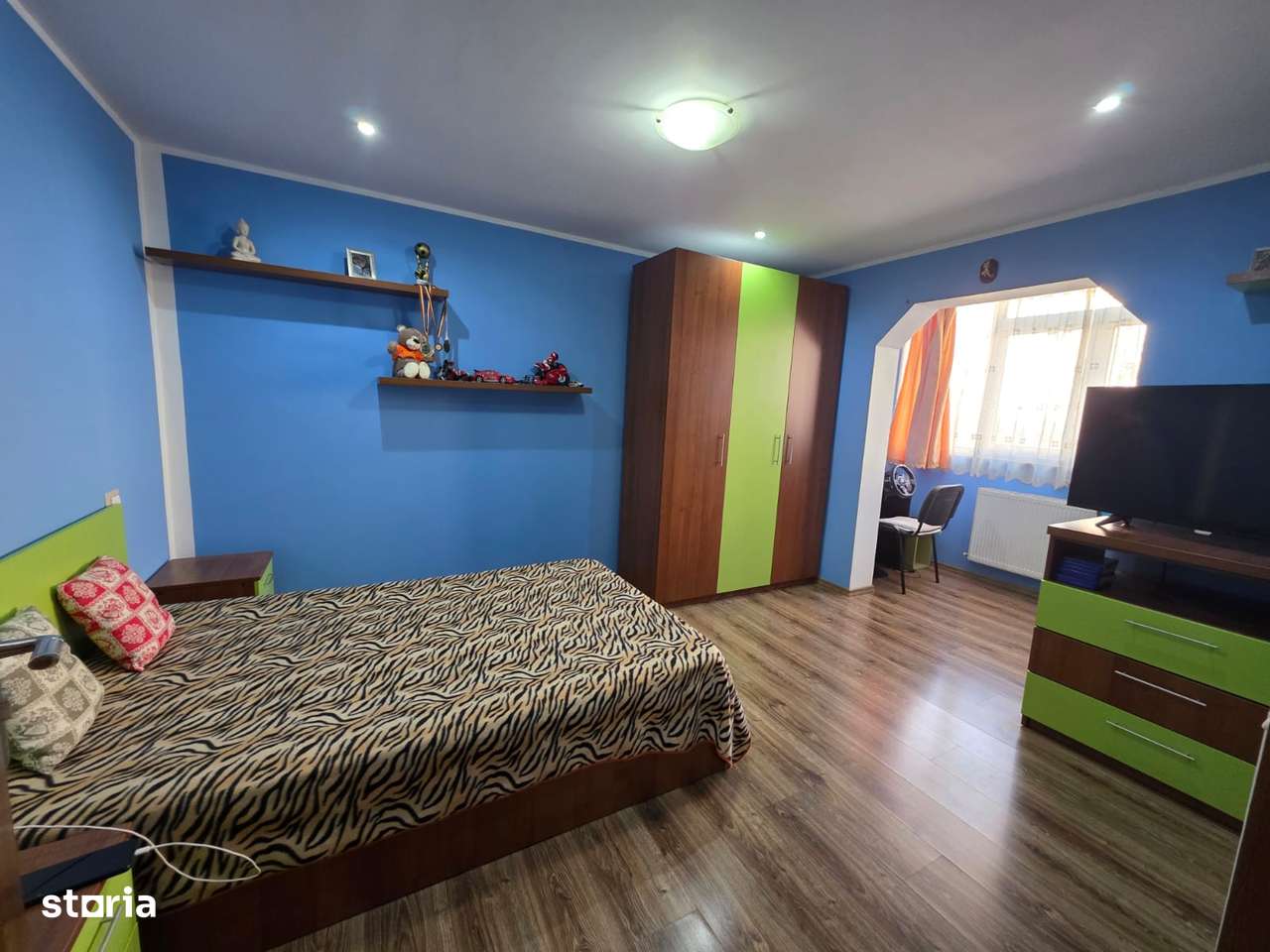 4 camere, zona Favorit, etaj intermediar, 2 balcoane, mobilat, utilat - Imagine principală: 4/8