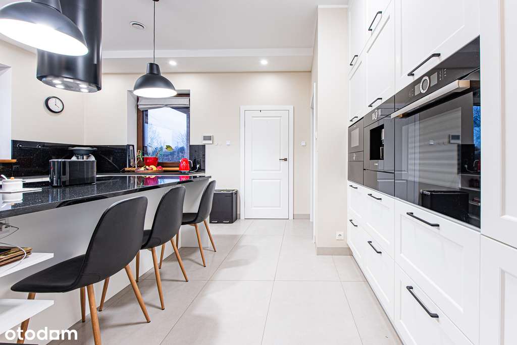 Ekskluzywna posiadłość ze stawem na dużej działce.-7