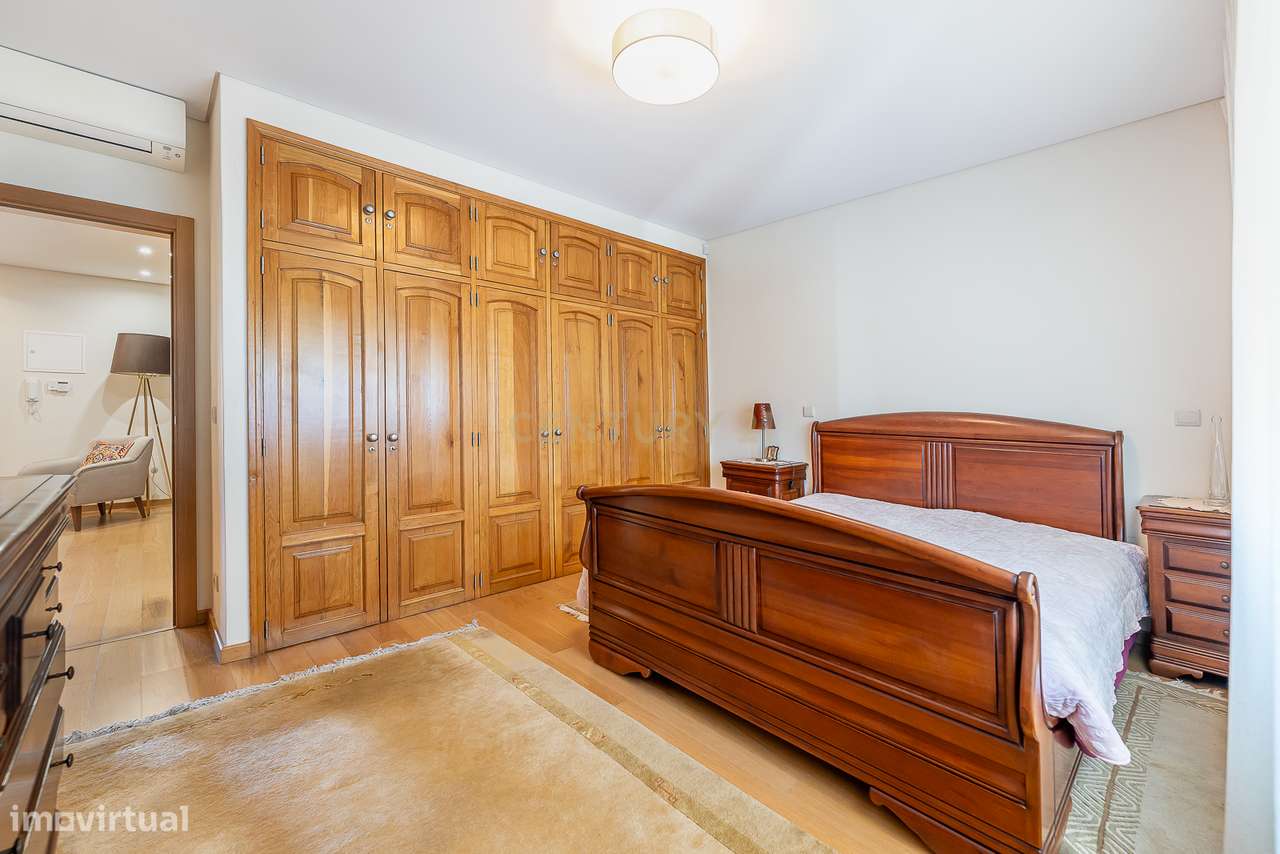 Moradia de Luxo T4 com Piscina e Jardim em Alvalade-29