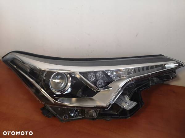 LAMPA PRAWA PRZÓD TOYOTA C-HR CHR LED 81110-F4030 - 1