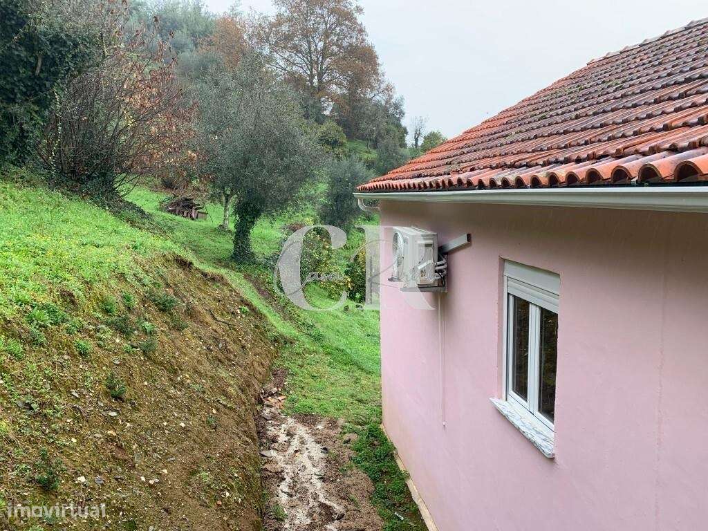Casa de 4 quartas renovada com terreno em Vila Nova de Poiares-37