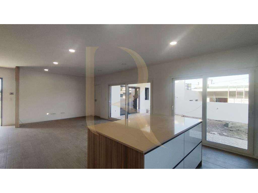 Moradia isolada térrea T4 com churrasqueira, parqueamento e garagem... - Grande imagem: 4/33