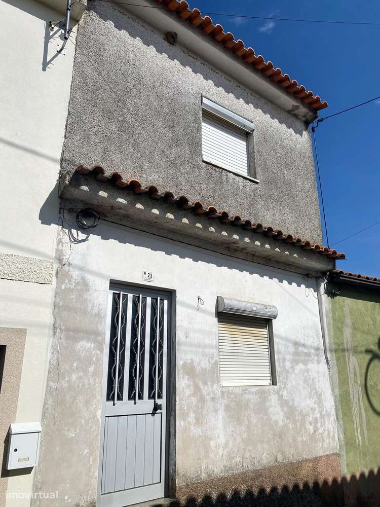 Casa em Touça , concelho de Vila Nova de Foz Côa.-0