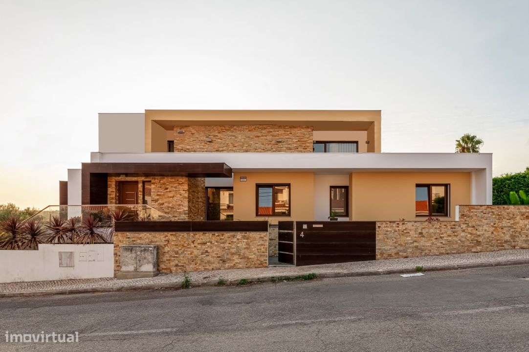 Moradia T8 com 477m2 e Terreno de 1.048m2 na Charneca da Caparica - Grande imagem: 2/47