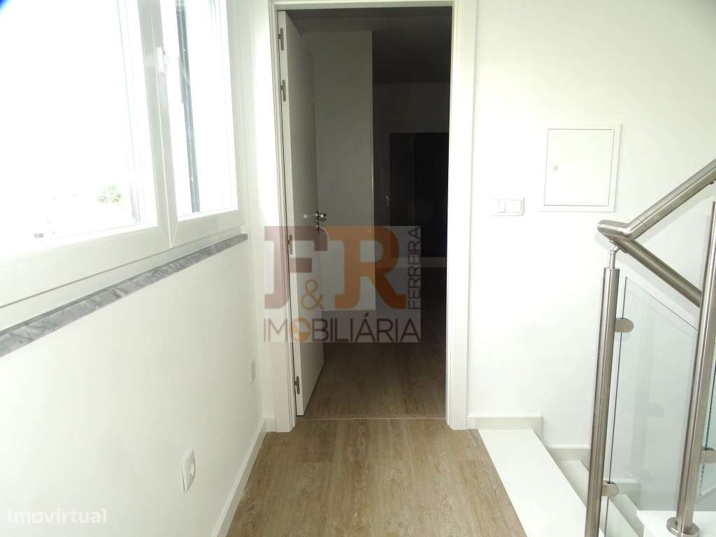 Moradia Geminada Triplex T3+1 com Cave Fernão Ferro-18